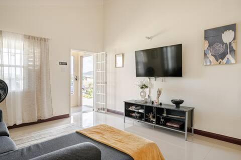 Villa Bellarose At Colbeck ,Gated With Pool, Stylishly Modern Old Harbour Esterno foto