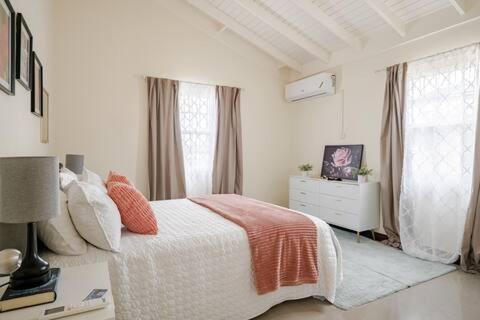 Villa Bellarose At Colbeck ,Gated With Pool, Stylishly Modern Old Harbour Esterno foto