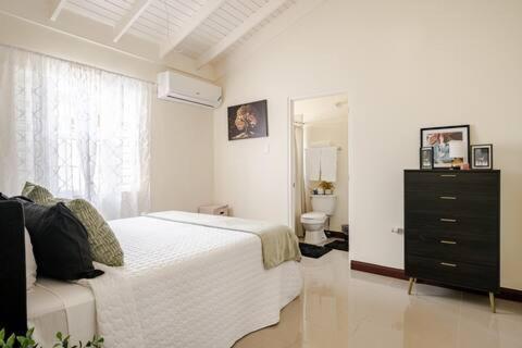 Villa Bellarose At Colbeck ,Gated With Pool, Stylishly Modern Old Harbour Esterno foto