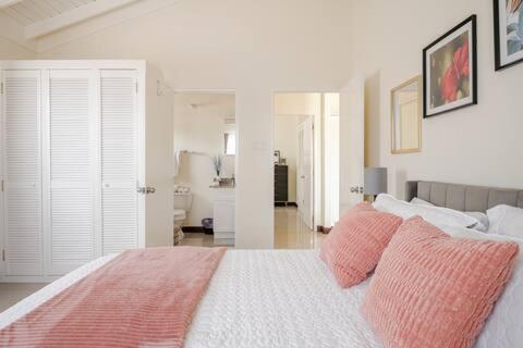 Villa Bellarose At Colbeck ,Gated With Pool, Stylishly Modern Old Harbour Esterno foto